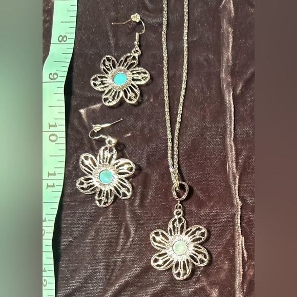 NWOT Silver and Turquoise Flower Jewelry Set - Picture 3 of 3